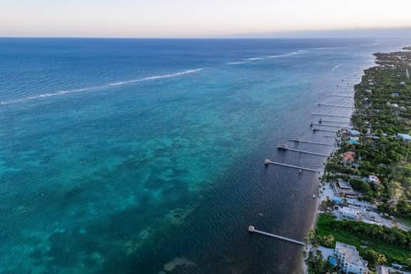 Ground-floor ocean-view condo with dock, pool, full kitchen, & AC - Image 3