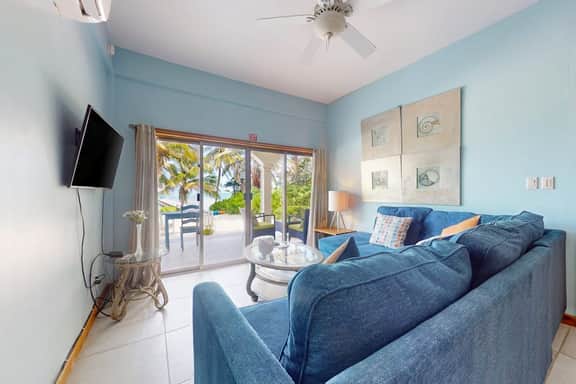 Ground-floor ocean-view condo with dock, pool, full kitchen, & AC - Image 4