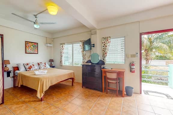 Cheerful, hotel-style studio w WiFi, picnic table, partial AC & bikes to use - Image 4