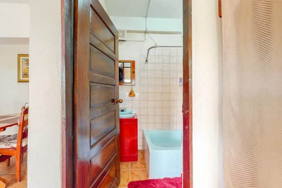 Cheerful, hotel-style studio w WiFi, picnic table, partial AC & bikes to use - Image 5