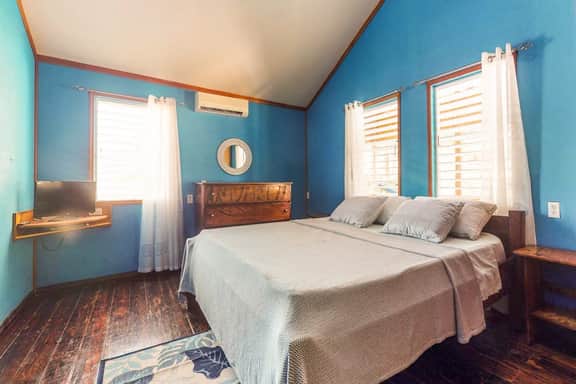 Comfortable home w casual island vibes, WiFi & partial AC - near the beach & town - Image 4