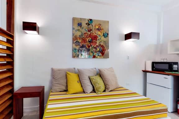 Tropical studio w patio, WiFi, AC - steps to the sea, water taxis & restaurants - Image 5
