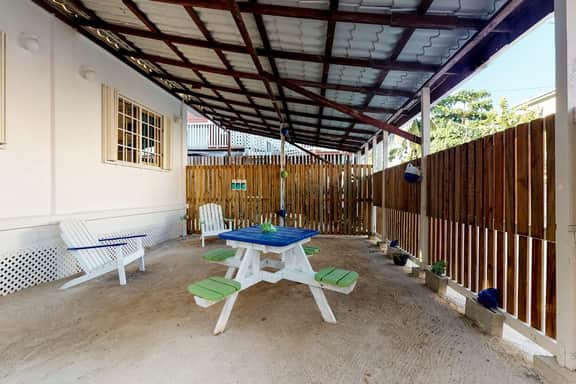 Tropical studio w patio, WiFi, AC - steps to the sea, water taxis & restaurants - Image 2