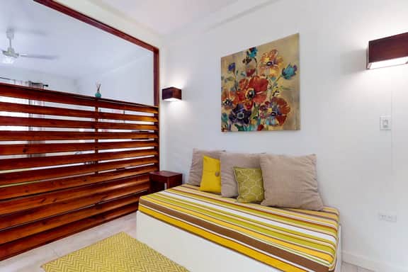 Tropical studio w patio, WiFi, AC - steps to the sea, water taxis & restaurants - Image 4
