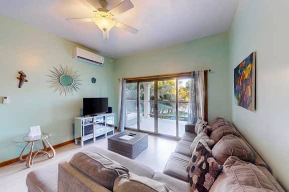 Relaxing condo with shared pool, ocean views, partial AC & WiFi - Image 5