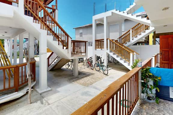 Charming single-level apartment with kitchenette and great location - Image 4