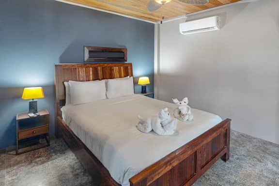 Beachfront suite with reef views - pool, bikes, canoes, dock, and grill access - Image 5