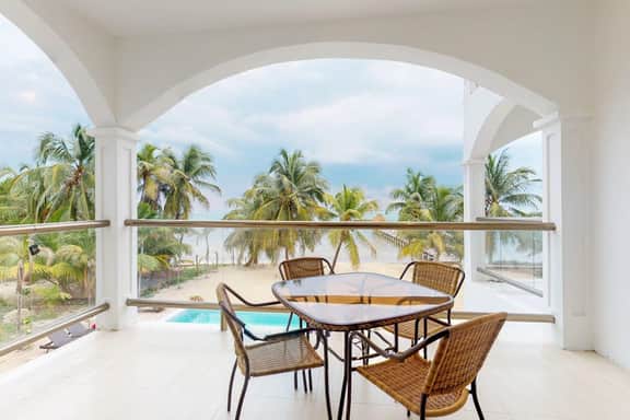Oceanfront condo with amazing water views, partial AC, WiFi & pool - Image 2