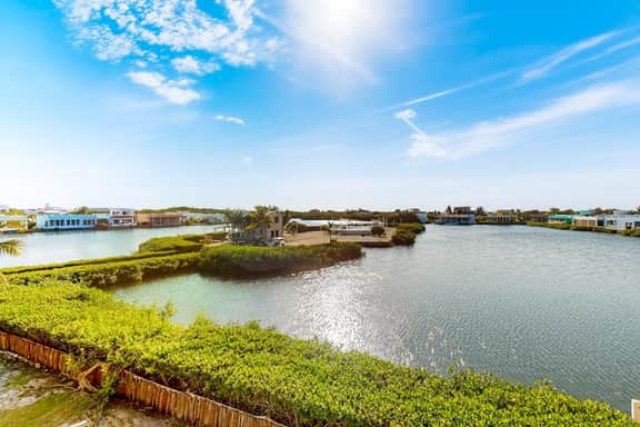 Comfortable condo with lagoon-view balcony, WiFi, AC & pool access - Image 4