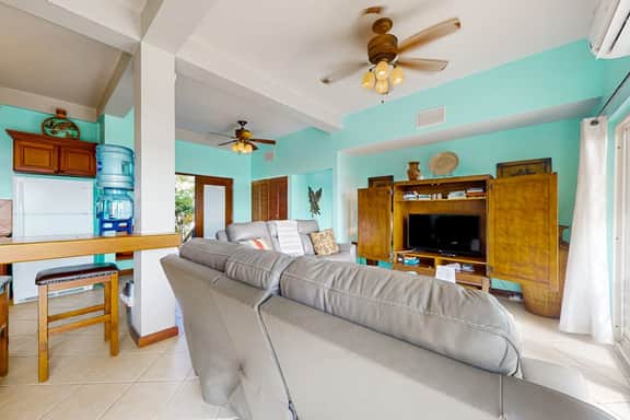 Charming lakefront apartment with stunning views of the lake - Image 5