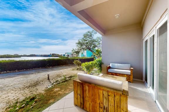 Charming lakefront apartment with stunning views of the lake - Image 3