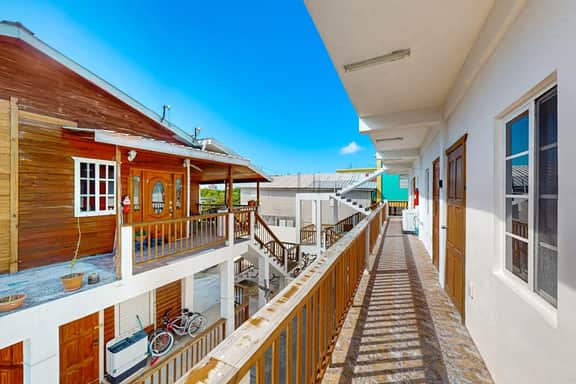 Charming single-level apartment with kitchenette and great location - Image 2