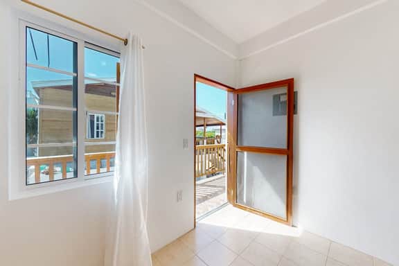 Charming single-level apartment with kitchenette and great location - Image 4