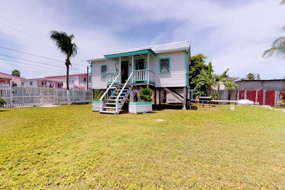 Colorful studio cabana with WiFi, partial AC, yard & picnic area - walk to town - Image 4