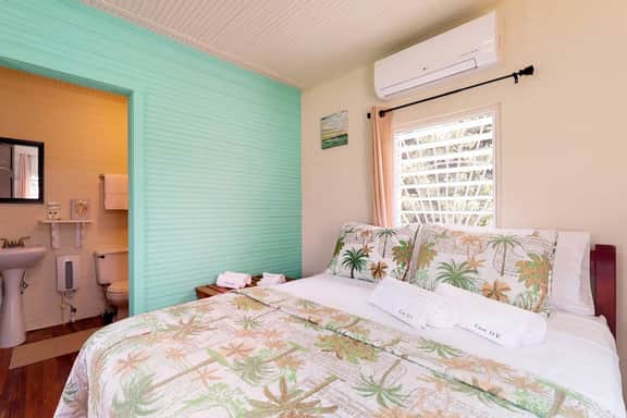 Colorful studio cabana with WiFi, partial AC, yard & picnic area - walk to town - Image 3