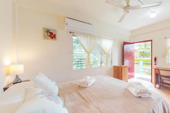 Hotel-style studio with kitchen, picnic area, free bikes, WiFi & partial AC - Image 4