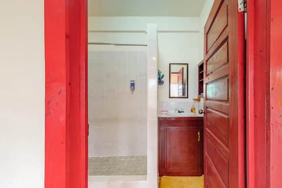 Hotel-style studio with kitchen, picnic area, free bikes, WiFi & partial AC - Image 5