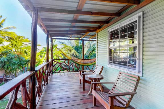 Charming guesthouse with balcony, hammock, WiFi & partial AC - walk to the beach - Image 2