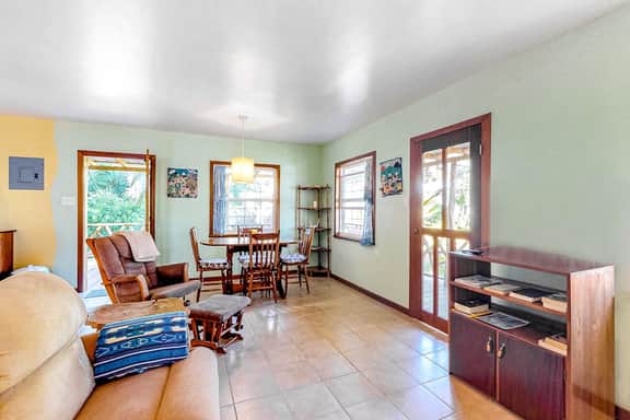 Charming guesthouse with balcony, hammock, WiFi & partial AC - walk to the beach - Image 4