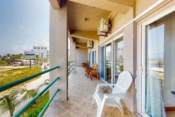 Lagoon-front suite w shared pool, ocean view, WiFi & central AC - near beaches - Image 4