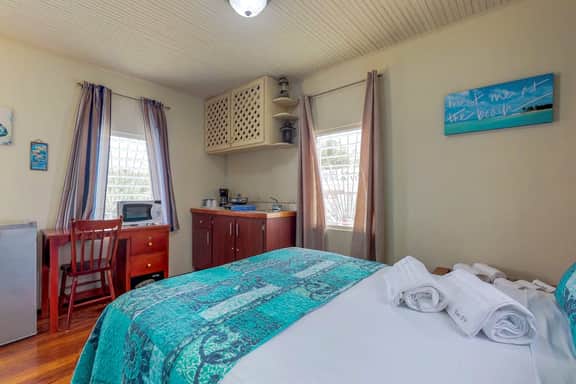 Cozy studio cabana with WiFi, partial AC, deck, yard, kitchenette & grill - Image 4