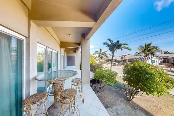 Lagoon front apartment w shared pool - two minutes from the beach - Image 4