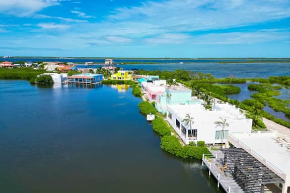 Lagoon front apartment w shared pool - two minutes from the beach - Image 3
