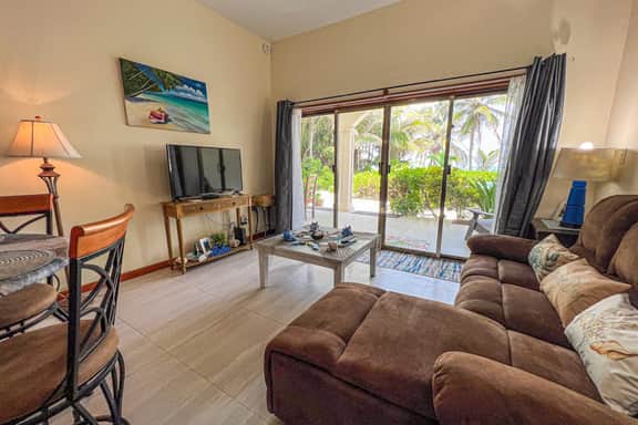 Colorful oceanfront condo with shared pool and jetted tub - Image 5