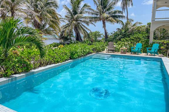 Colorful oceanfront condo with shared pool and jetted tub - Image 3