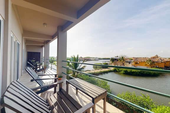Fabulous condo w lagoon view, WiFi, central AC, shared pool & central location - Image 2