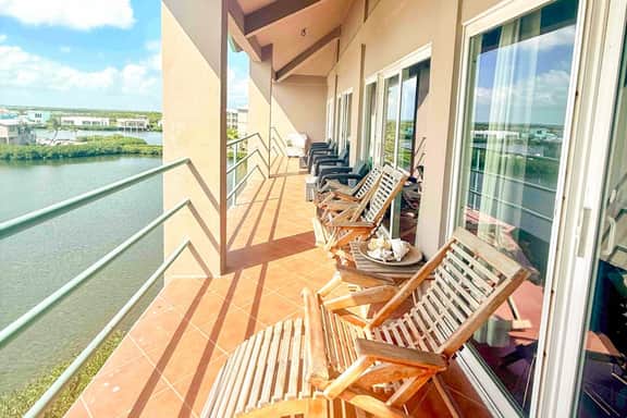 Lagoon-front suite with a balcony, breathtaking views, AC & a pool - Image 3