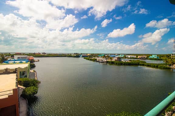 Lagoon-front suite with a balcony, breathtaking views, AC & a pool - Image 2