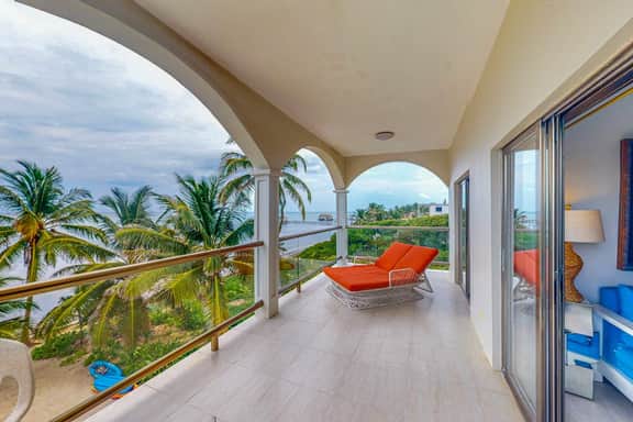 Oceanfront apartment on the beach with great ocean views, pool, WiFi & AC - Image 5