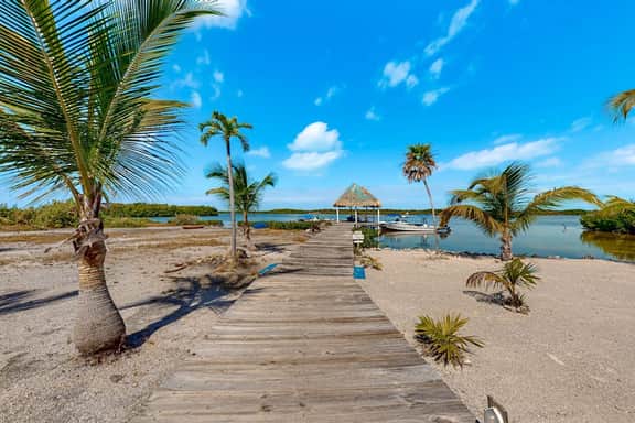 Charming Apartment with Idyllic Waterfront Views and Outdoor Pool Access - Image 5