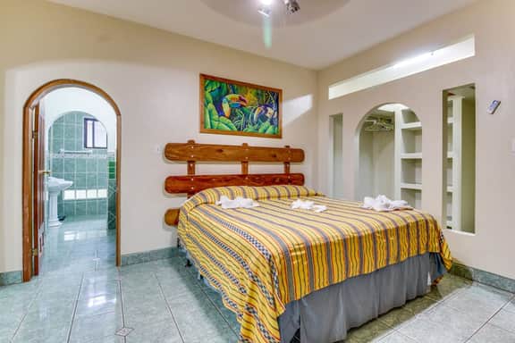 Lovely Home Suite w Balcony, Great View, Shared Pool, AC & WiFi - Ideal for Day Trips - Image 5