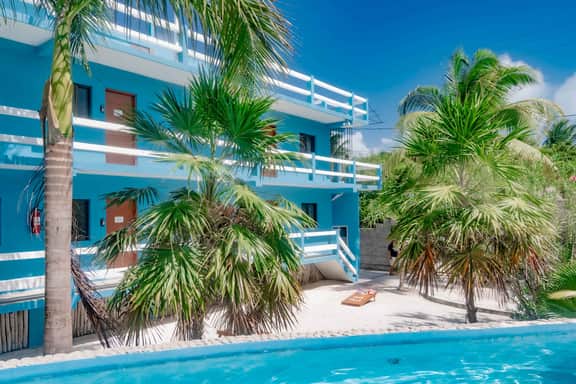 Cozy Suite for Two with WiFi, AC, Shared Pool, Grill & Sunsets from the Rooftop - Image 4