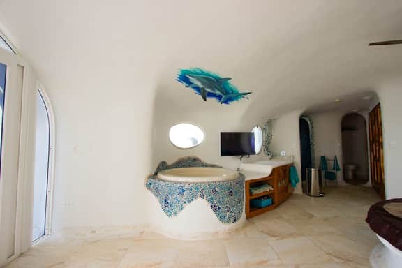 Unique waterfront studio with AC, pool, bikes, & kayaks - Image 5