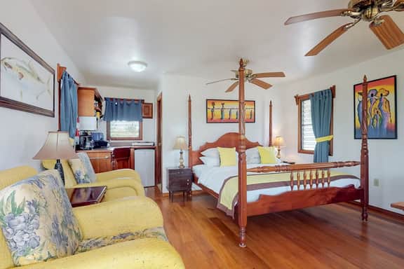 Romantic cabana w strong WiFi & shared pool, grill, enclosed yard-close to beach - Image 4