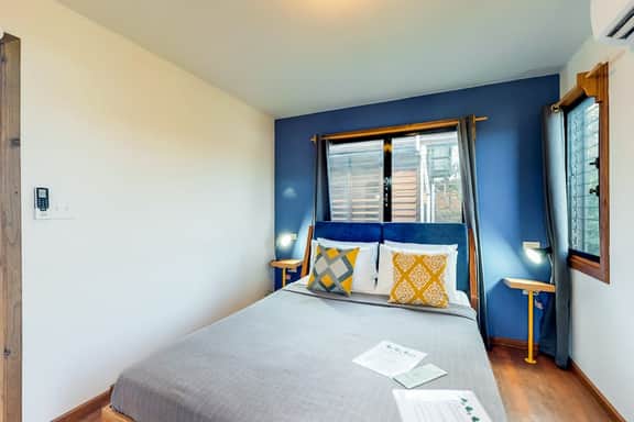 Treehouse cabana suite in a quiet area with veranda, WiFi & partial AC - walk to beach - Image 2