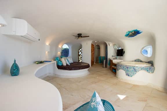 Lagoon-front studio with water access, infinity pool, & AC - Image 2