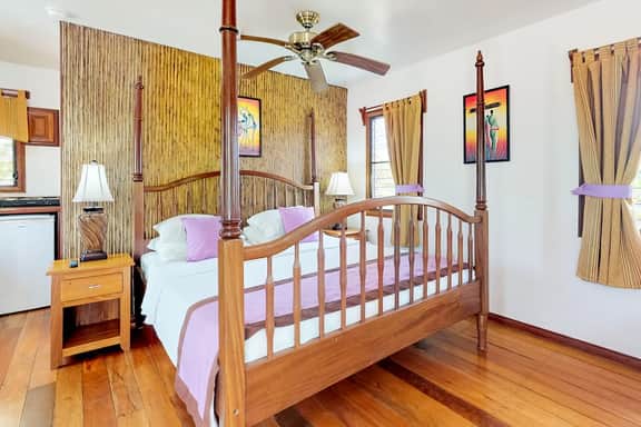 Cabana with WiFi and a shared pool, patio area, and grill - walk to the beach - Image 3