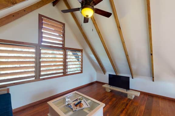 Quiet treehouse cabana with veranda, hammock, WiFi & partial AC - walk to beach - Image 4