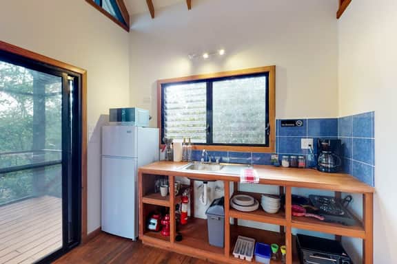 Quiet treehouse cabana with veranda, hammock, WiFi & partial AC - walk to beach - Image 5