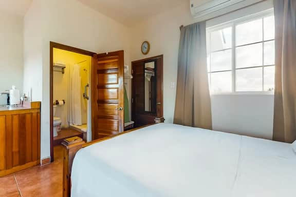 Cozy studio near town with an ocean view, free WiFi, partial AC & shared deck - Image 3