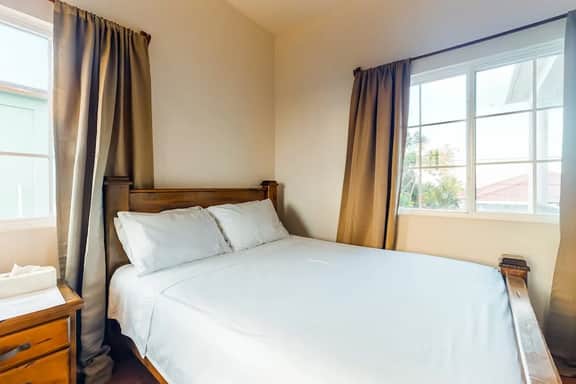 Cozy studio near town with an ocean view, free WiFi, partial AC & shared deck - Image 5