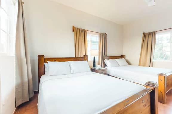 Cozy studio near town with an ocean view, free WiFi, partial AC & shared deck - Image 4