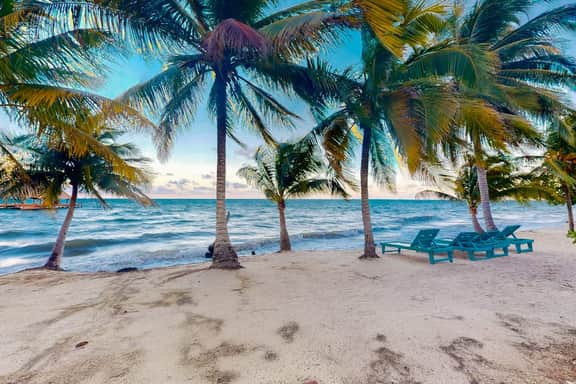 Charming beachfront condo with a kitchenette, shared pool, WiFi, & beach access - Image 4