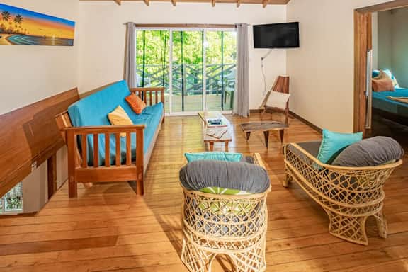 Spacious coastal house with outdoor pool, deck & near beach - Image 5