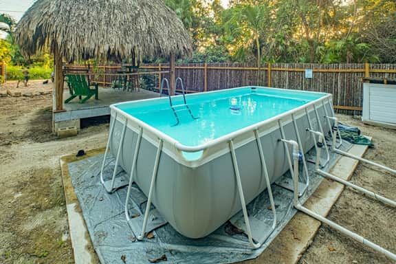 Spacious coastal house with outdoor pool, deck & near beach - Image 4