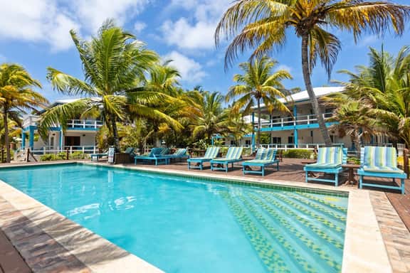 Oceanfront escape with shared, outdoor pool, free WiFi, & air conditioning - Image 4